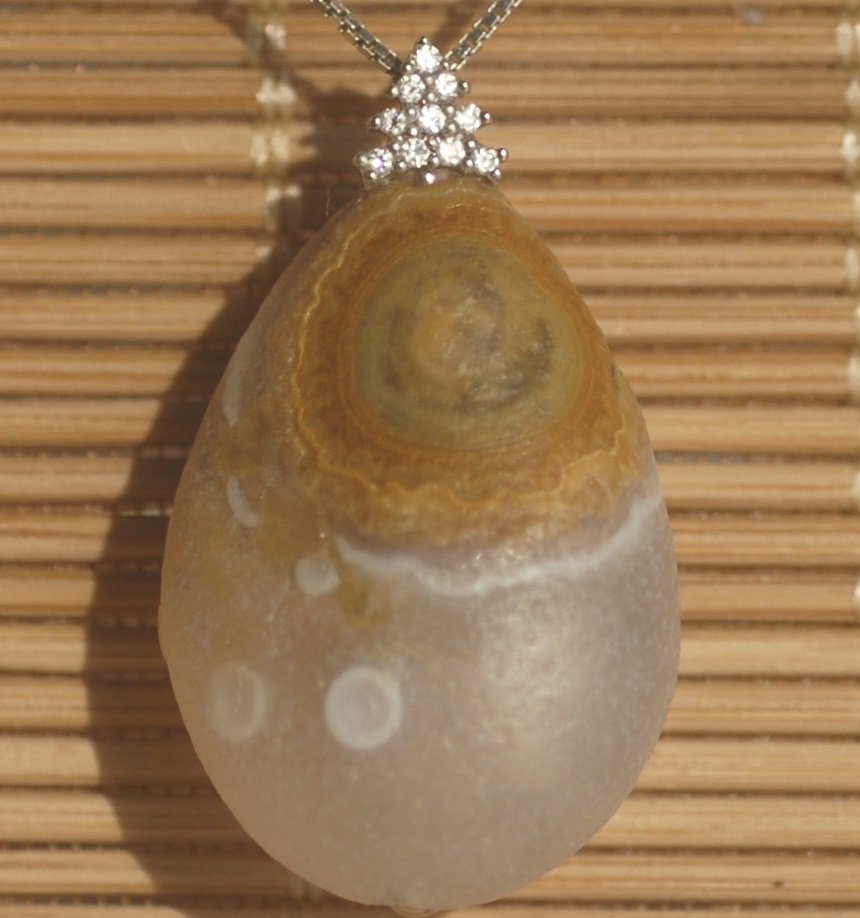 Eyedgemstone's tweet photo. Unique natural Meng Eyeing Gemstone resembling eyes Pendant with diamond, Collectible jewels Named Miss Autumn, your soulmate jewelry, jewelry auction.
https://t.co/dmE48DuwXT
#TREASURE #undiscovered #mystery https://t.co/x652cx2E34