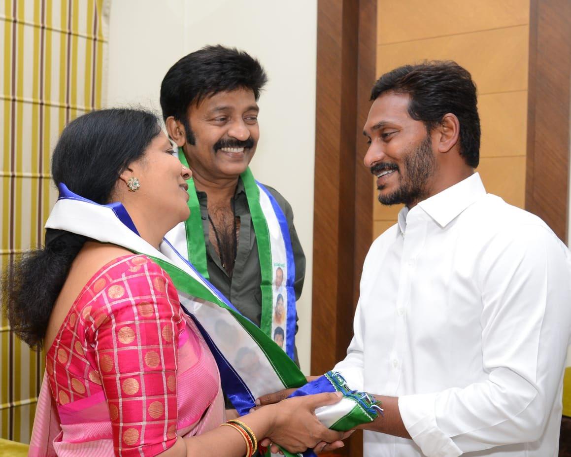 OverworIdPlays's tweet photo. Telugu actor-filmmaker couple #Rajasekhar and #Jeevitha came home #Ysrcp
Anchor #Shyamala have joined #YSRCP. 

@ysjagan #VoteForFan #AndhraPradesh #PrajaSankalpaYatra #VoteForFan #YSRCPVillageSecretariat #YSJaganNextCM #JaganannaForCM #MyFirstVoteForJagan #RajannaRajyamOnMay23 https://t.co/4EfezXNU9x