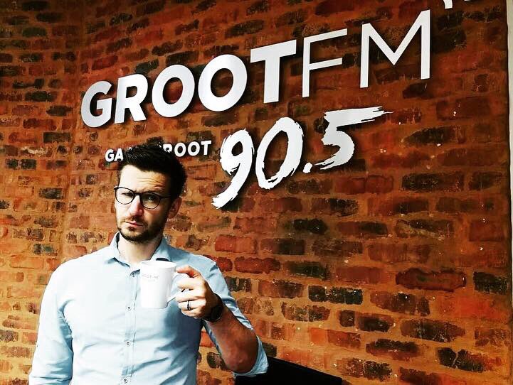 Vroeg oggend gereed by @GrootFM #GrootOntbyt @leongropp @LennieMuller en pragtige @lizandra_winter verteenwoordig.
.
.
.
#Lugballon #diegrootontbyt #musieksoosgrond #radio #tvinterview #earlyinterview