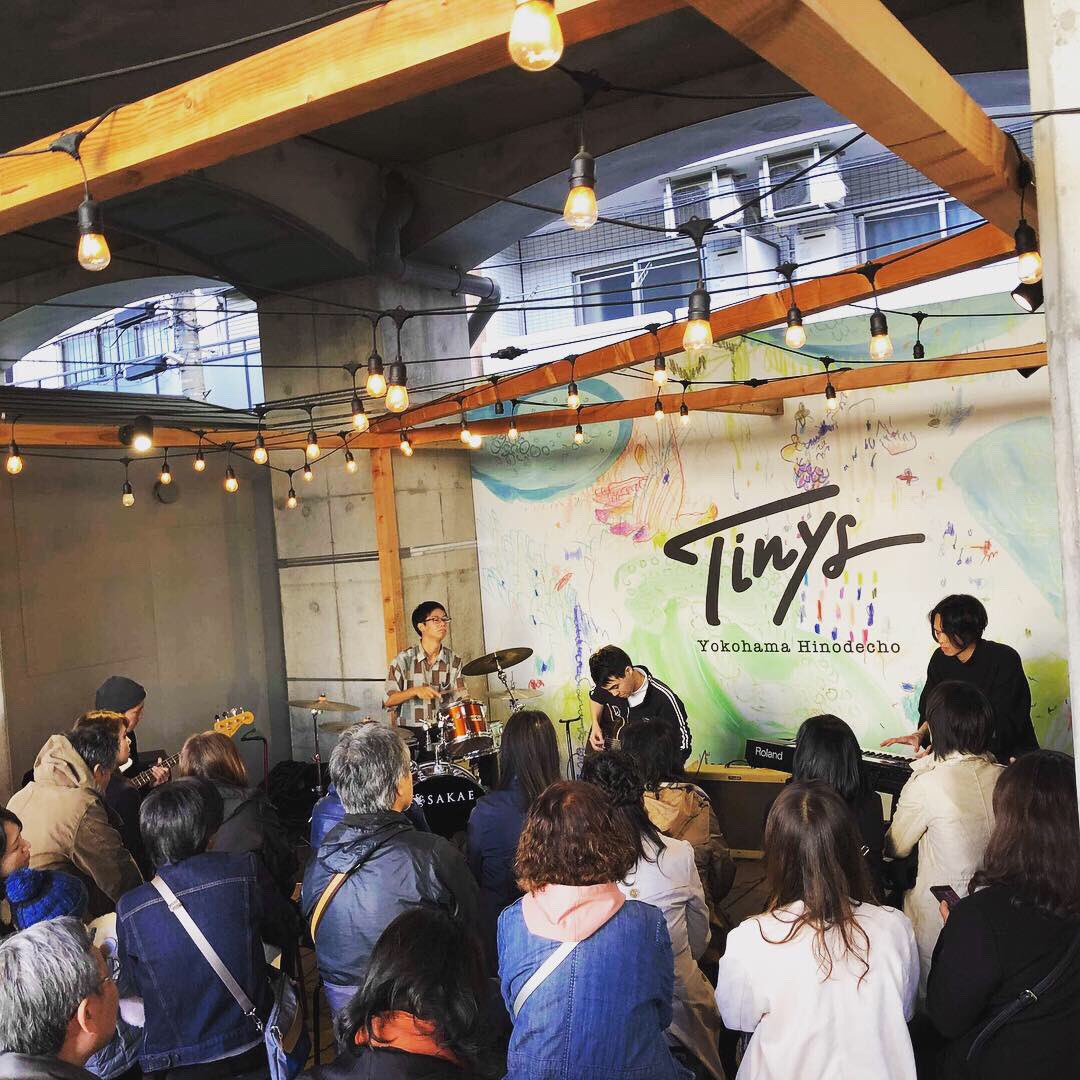 hyca10's tweet photo. 昨日はとても楽しい演奏をすることができました!!
店内だけでなく、外で足を止めて聴いていただいた方々がたくさんいらっしゃったそうで、とても嬉しかったです。
人生初のアンコールをいただけたときは泣きそうでした。
#hyca #ハイカ #河口恭吾 #tinysyokohamahinodecho #インスト https://t.co/b4lj6p9WpJ