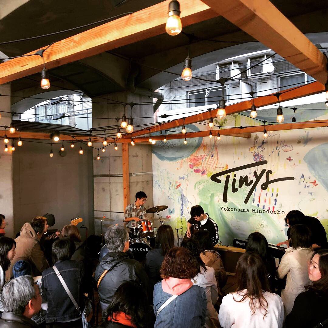 hyca10's tweet photo. 昨日はとても楽しい演奏をすることができました!!
店内だけでなく、外で足を止めて聴いていただいた方々がたくさんいらっしゃったそうで、とても嬉しかったです。
人生初のアンコールをいただけたときは泣きそうでした。
#hyca #ハイカ #河口恭吾 #tinysyokohamahinodecho #インスト https://t.co/b4lj6p9WpJ