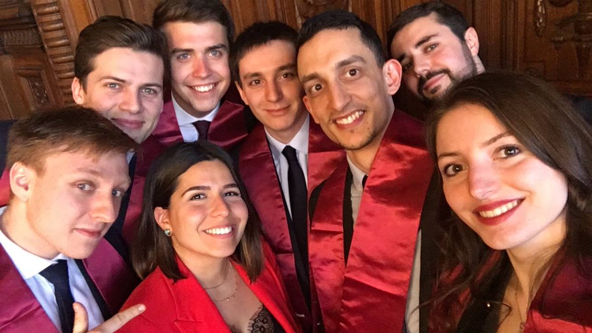 m2banquefinance's tweet photo. À l'occasion de la cérémonie de remise des diplômes de Master Banque Finance 2017/2018 dans les Grands Salons de @SorbonneParis1, les nouveaux diplômés, les familles et les professeurs s'étaient réunis.
Félicitations à tous nos diplômés ! #M2BF https://t.co/mnuDPvmkRD