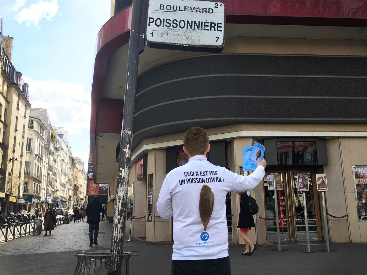promerocean's tweet photo. Happening sur le Boulevard Poissonnière avec un vrai poisson.
Attention, ceci n’est pas un poisson d’avril !  
#OnNeBlaguePavecLePoissonDavril https://t.co/v5q2VSsGv1
