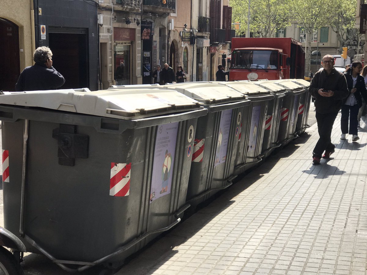 GMDemocrataSSTG's tweet photo. ➡️ @Bcn_SSTG substitueix els contenidors de reciclatge a la zona d'obres de Major Sarrià amb Ramon Miquel i Planes per contenidors de rebuig.
❗️ Exigim a @sarriaencomu que informi al veïnat i comerciants, on han de dipositar paper, reciclables i vidre de manera urgent.
#MalGovern https://t.co/ObY3hjsOrW