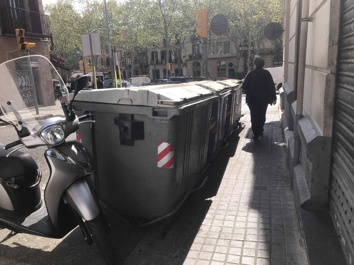 GMDemocrataSSTG's tweet photo. ➡️ @Bcn_SSTG substitueix els contenidors de reciclatge a la zona d'obres de Major Sarrià amb Ramon Miquel i Planes per contenidors de rebuig.
❗️ Exigim a @sarriaencomu que informi al veïnat i comerciants, on han de dipositar paper, reciclables i vidre de manera urgent.
#MalGovern https://t.co/ObY3hjsOrW