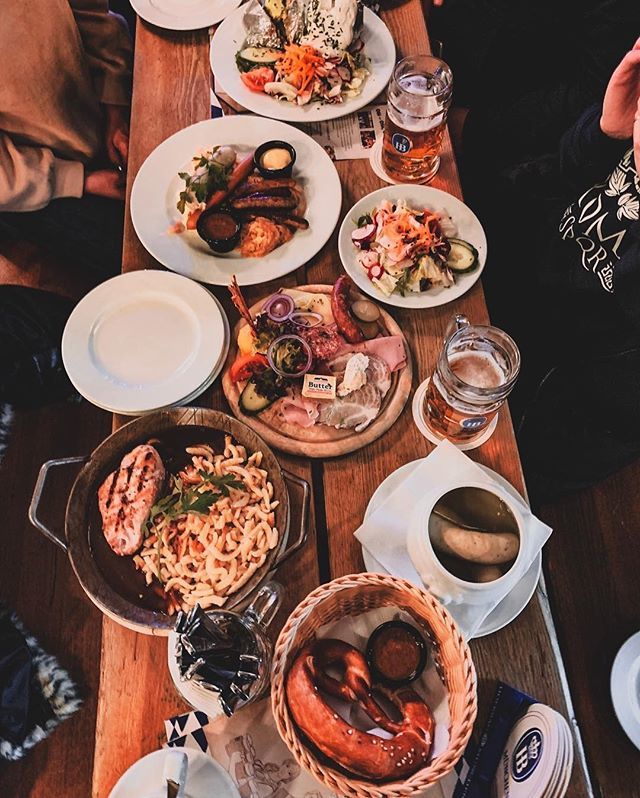 HB_Wirtshaus's tweet photo. Gleich gibts Mittagessen 😋🍴
. . . . . . . . . . . .
#hofbräu #wirtshaus #berlin #hofbrau #hofbrauberlin #bierundschnitzel #schnitzel #bier #beer #einliterbier #foodporn #wienerschnitzel #bierhaus #prost #iloveberlin #launchbreak #germanfood #foodblogger_de #foodgram #mittag… https://t.co/ZC5xMNsVSM
