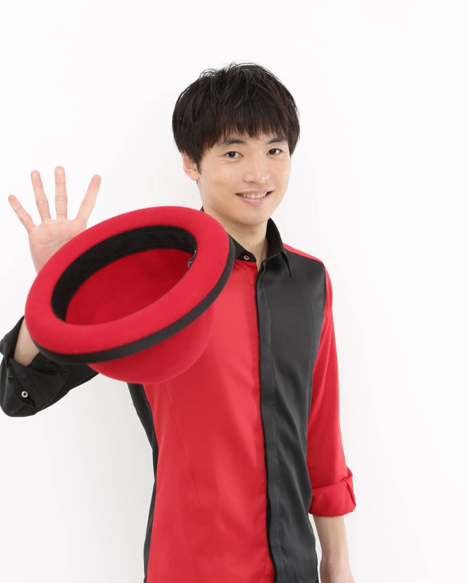 UNIONDMemento's tweet photo. 【4/13 出演者紹介1⃣】

「中村 星哉」

《プロフィール》
劇団東配にて子役を経た後、ハウステンボスで見たマジックに感動し、本格的にマジックを学ぶ

テーブルマジックからステージマジックまで幅広く活動中

【主な経歴】
風の果て
医龍2
バイプレイヤーズ

#中村星哉
#LIVE 
#マジック https://t.co/cEL8uCOEl4