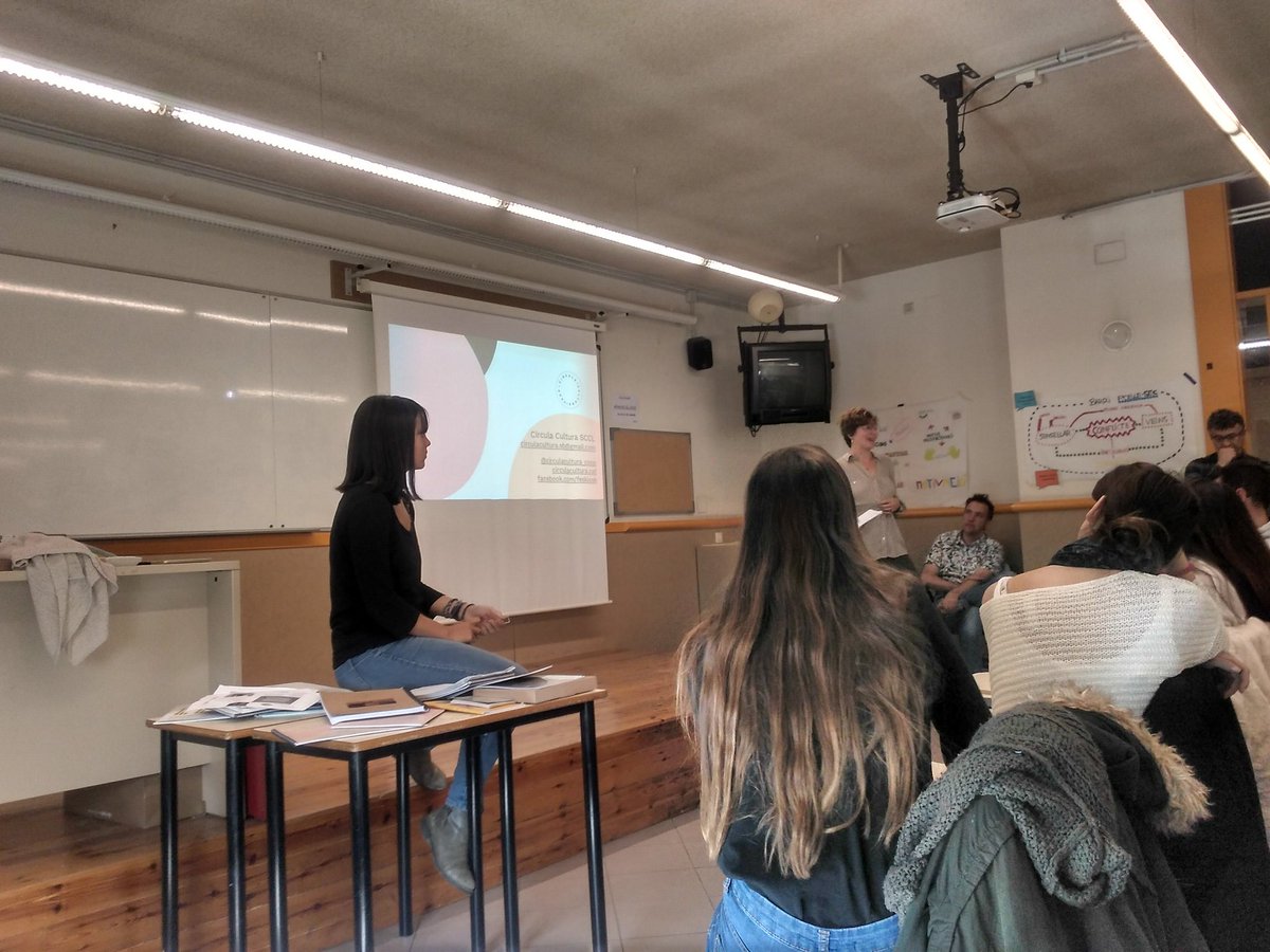 Bielofg's tweet photo. Xerrada amb la Cooperativa Circula Cultura, projectes de la uni que s'acaben fent realitat.
#ASC1_UB18 https://t.co/gLj1Ra6Fx3