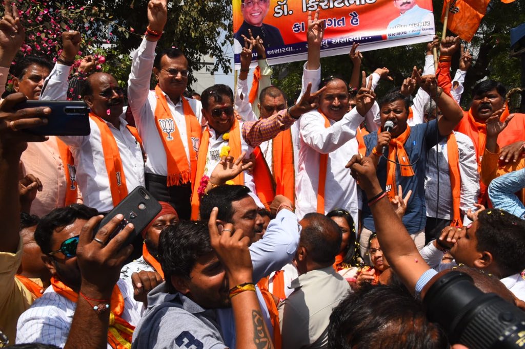 rakeshshahMLA's tweet photo. રાજ્યના ગૃહમંત્રી શ્રી @PradipsinhGuj તેમજ રાજ્યસભાના સાંસદ શ્રી શંભુનાથજી ટુંડીયા, અમદાવાદના મેયર શ્રીમતિ @ibijalpatel તથા સાથી  ધારાસભ્યશ્રીઓની વિશેષ ઉપસ્થિતિમાં સાંસદ @drkiritpsolanki ના નામાંકન પૂર્વે જાહેરસભા તથા ભવ્ય રેલી યોજાઈ. https://t.co/XT5eEFdhzh