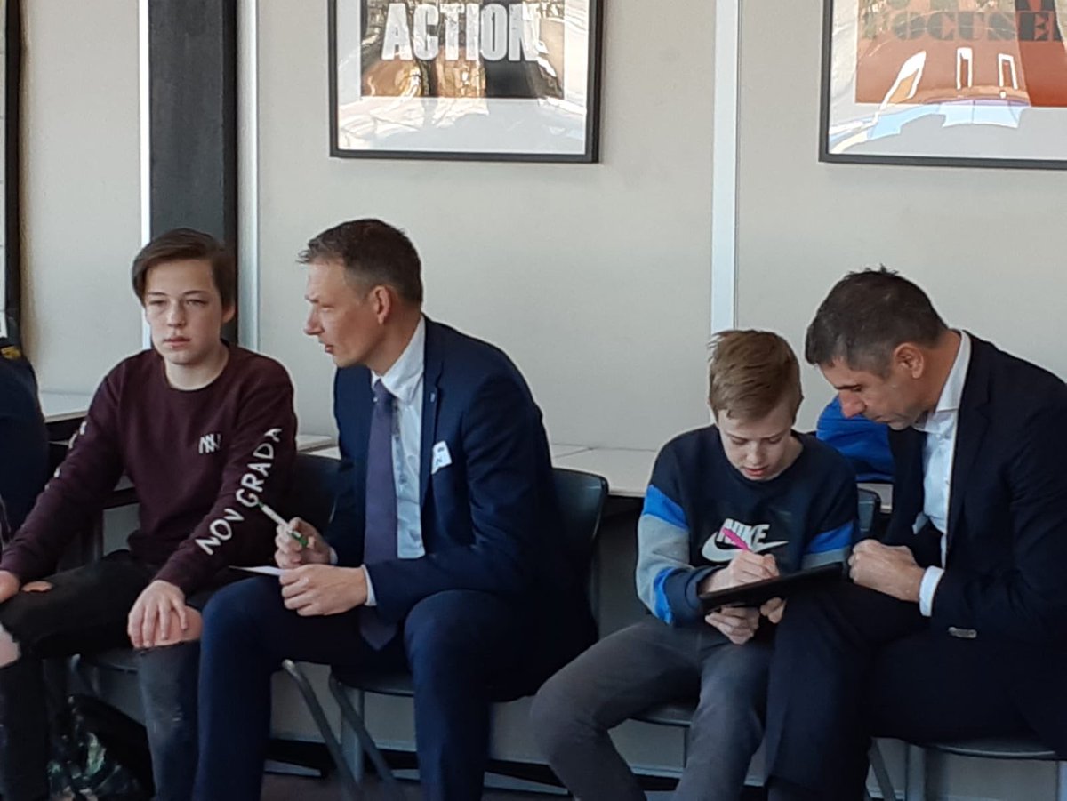 Met <a href="/arieslob/">Arie Slob</a> en <a href="/michielwill/">Michiel van Willigen</a> op het <a href="/MeanderCollege/">Meander College</a> in <a href="/Gemeente_Zwolle/">Gemeente Zwolle</a> om een gastles ‘#THINK op school’ mee te maken. Mooi dat leerlingen uit hun comfortzone komen en praten over gezond eten, pesten, grenzen aangeven en seksualiteit. 👉 thinkopschool.nl