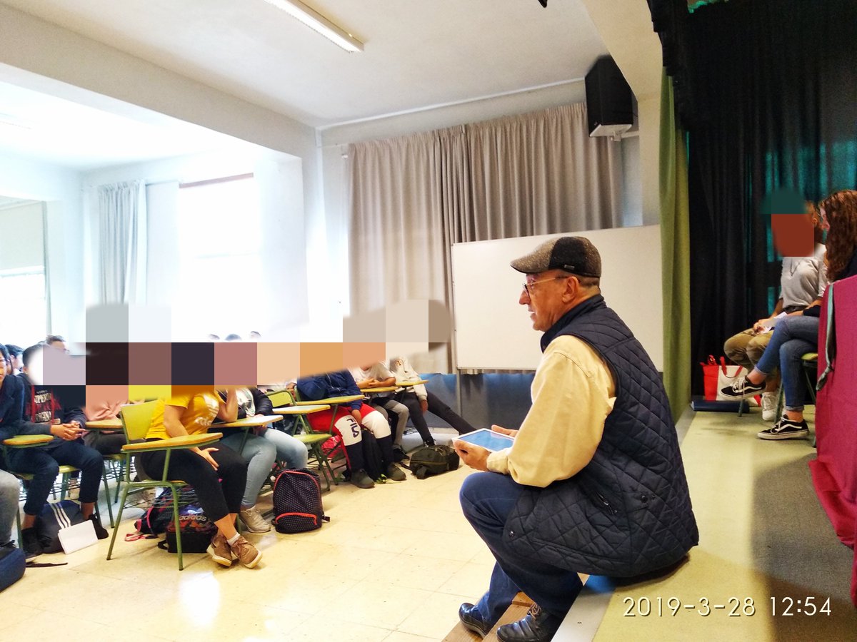 aialmar's tweet photo. Ernesto Rodríguez Abad y su amor a la literatura llenaron el salón de actos del IES La Guancha. Un encuentro con l@s periodistas del taller de prensa que consiguió motivar y dar alas a la curiosidad de tod@s los presentes. Una rueda de prensa divertida y muy inspiradora. https://t.co/Q71q8aBmxS