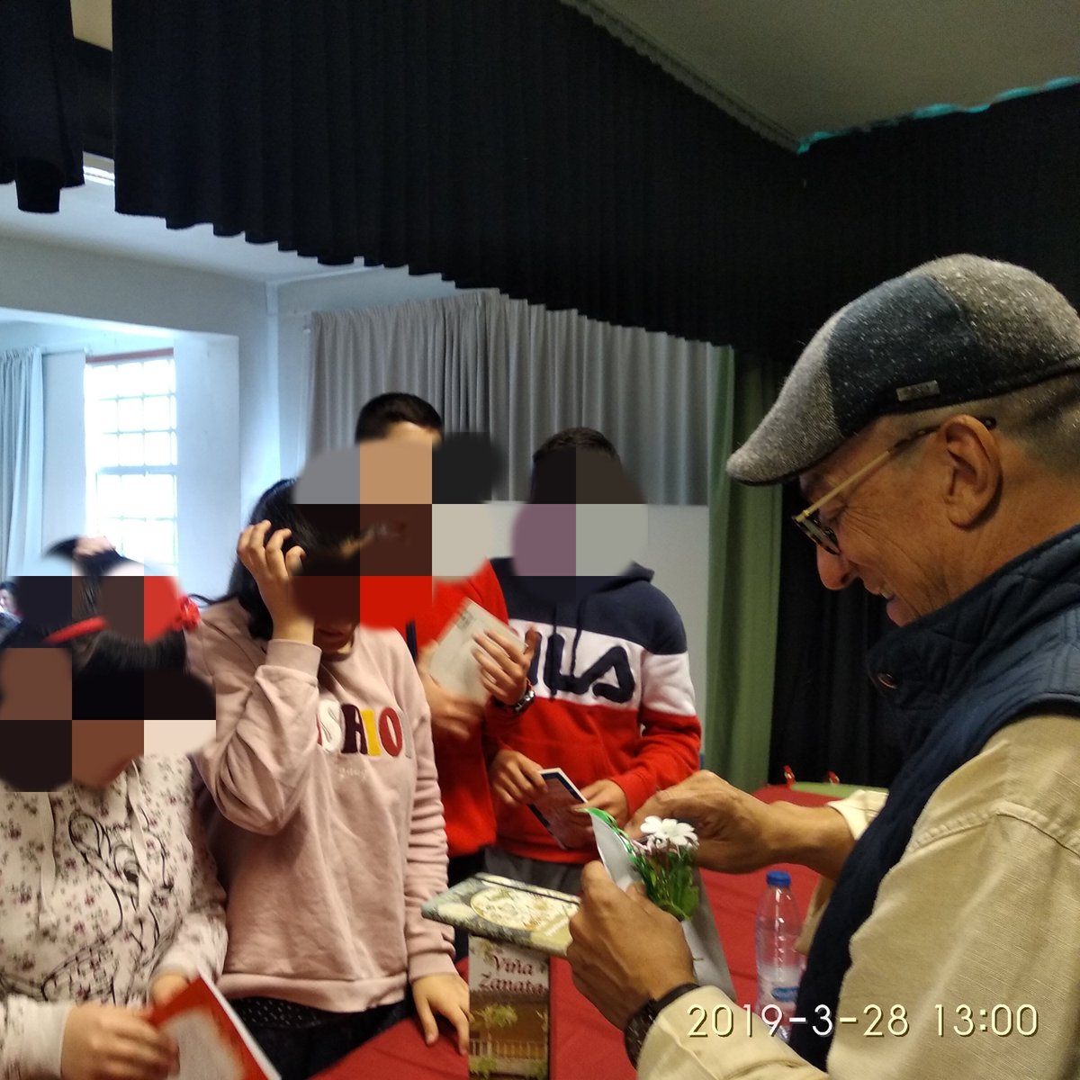 aialmar's tweet photo. Ernesto Rodríguez Abad y su amor a la literatura llenaron el salón de actos del IES La Guancha. Un encuentro con l@s periodistas del taller de prensa que consiguió motivar y dar alas a la curiosidad de tod@s los presentes. Una rueda de prensa divertida y muy inspiradora. https://t.co/Q71q8aBmxS