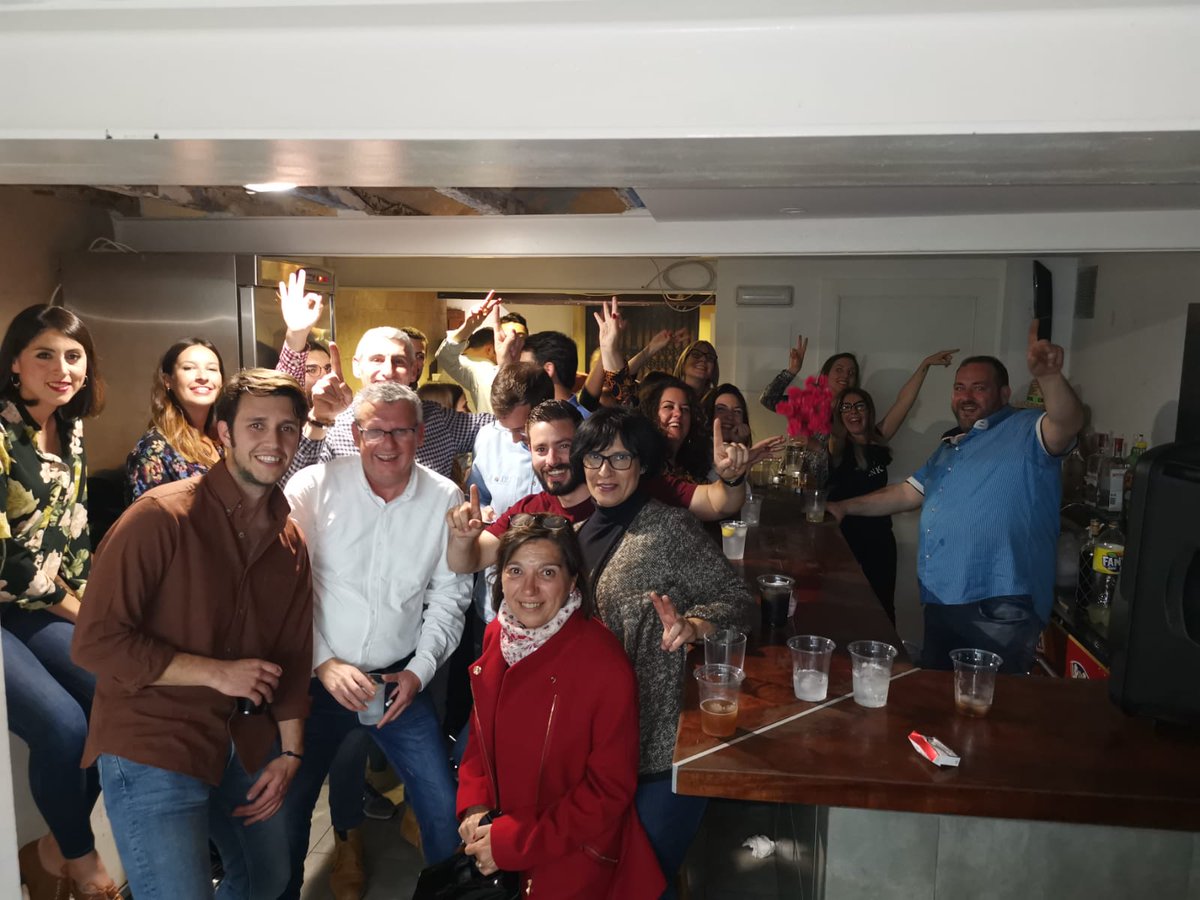 FallaBaixLaMar's tweet photo. 🙌🏽 Estem eufòrics!! Dissabte vam tindre el casal ple de gom a gom, més de 100 persones ens van acompanyar en el primer sopar de #blm2020 💥
#lamarnodescansa #naveguem #fallabaixlamar #falles #falles2020 #fallesdeDénia #fallesDénia https://t.co/9KM97TAG0o