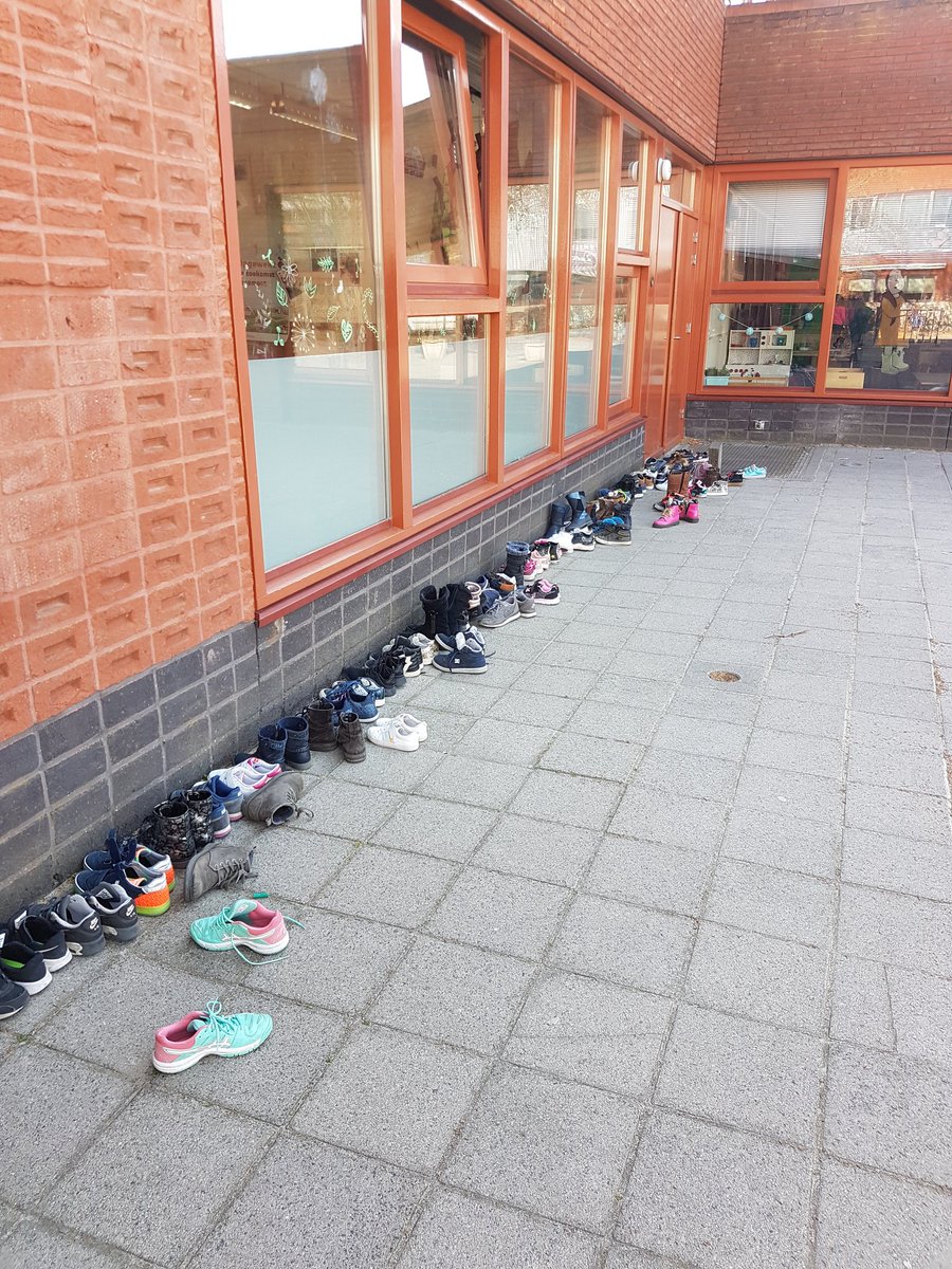 Zwaluw84's tweet photo. Schoenen uit, school schoon, vanaf morgen lopen de kinderen van groep 3-5 op sloffen. Toppers💪 https://t.co/dJ1VNJIcu7