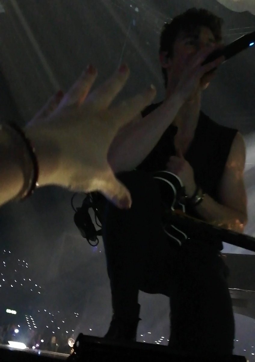 miliinldn's tweet photo. RETWEET FOR BARRICADE AT YOUR NEXT SHOW 🍀🍀🍀 IT WORKED FOR ME NO JK https://t.co/7FHmZzPLGB