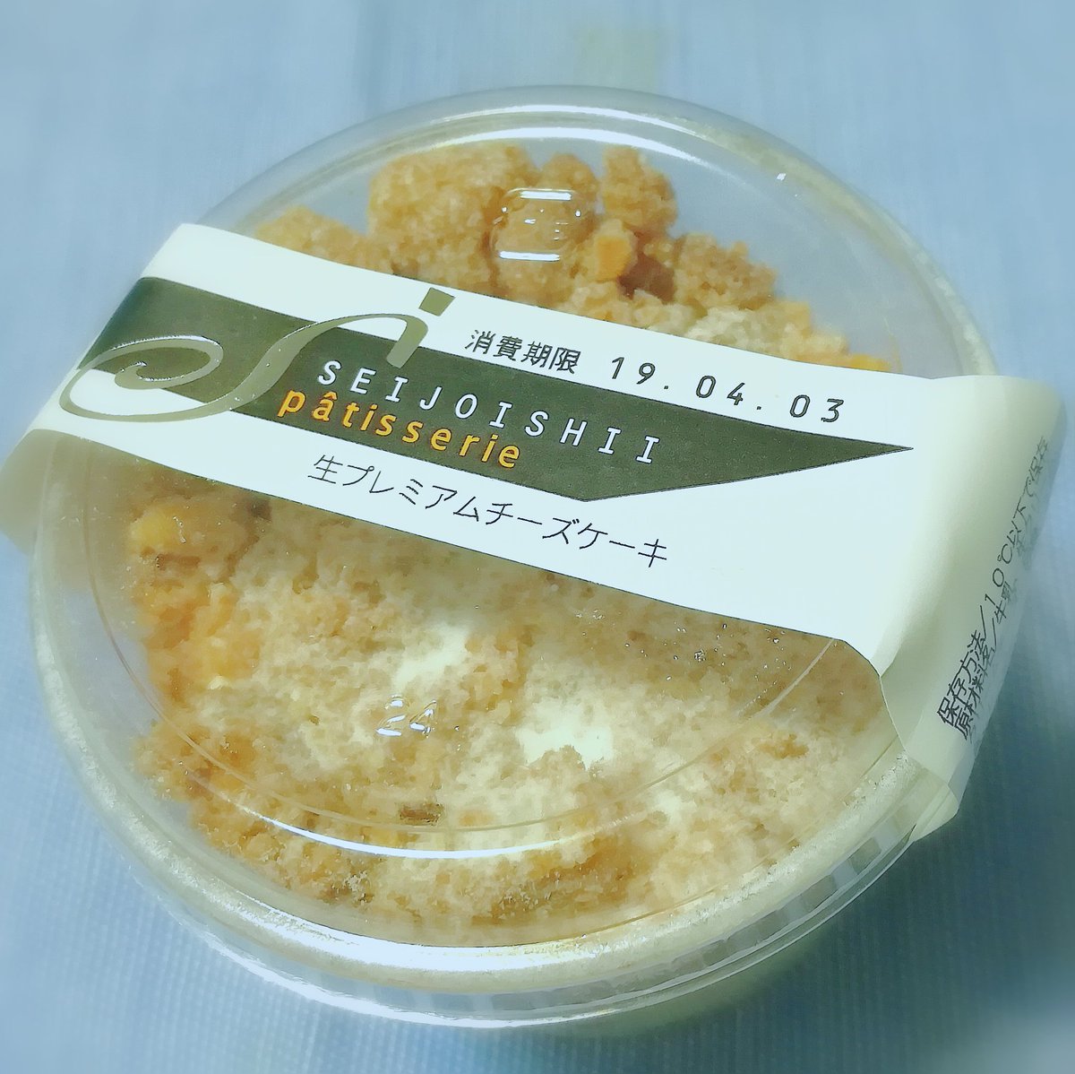 Yukikazu Zu 生プレミアムチーズケーキ 成城石井 抜399円 富ヶ谷店にて 成城石井 の プレミアムチーズケーキ は有名ですが その生なヤツです 生クリーム やカスタード クリームチーズ がとろとろで葡萄やアーモンドの食感もオモシロ イ