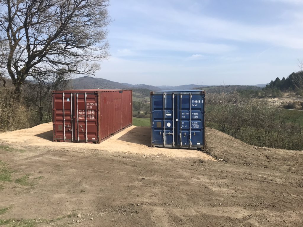 Installation des deux containers achetés l’été dernier pour faire le local technique communal. Maintenant il va falloir déménager le matériel !
