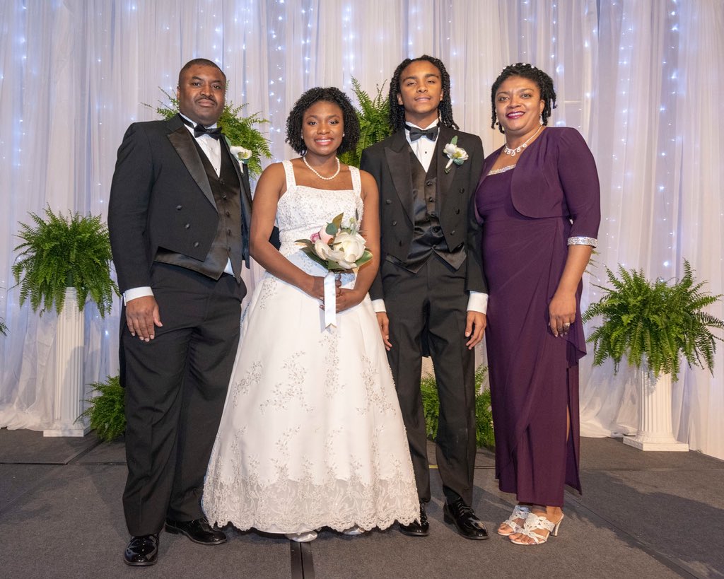 SpikesT1995's tweet photo. A few of our official pictures from the ball. Family is such a blessing. 🤗🥰🎉#united #blessed #debball #smiling https://t.co/uhXMPOQ2Bt