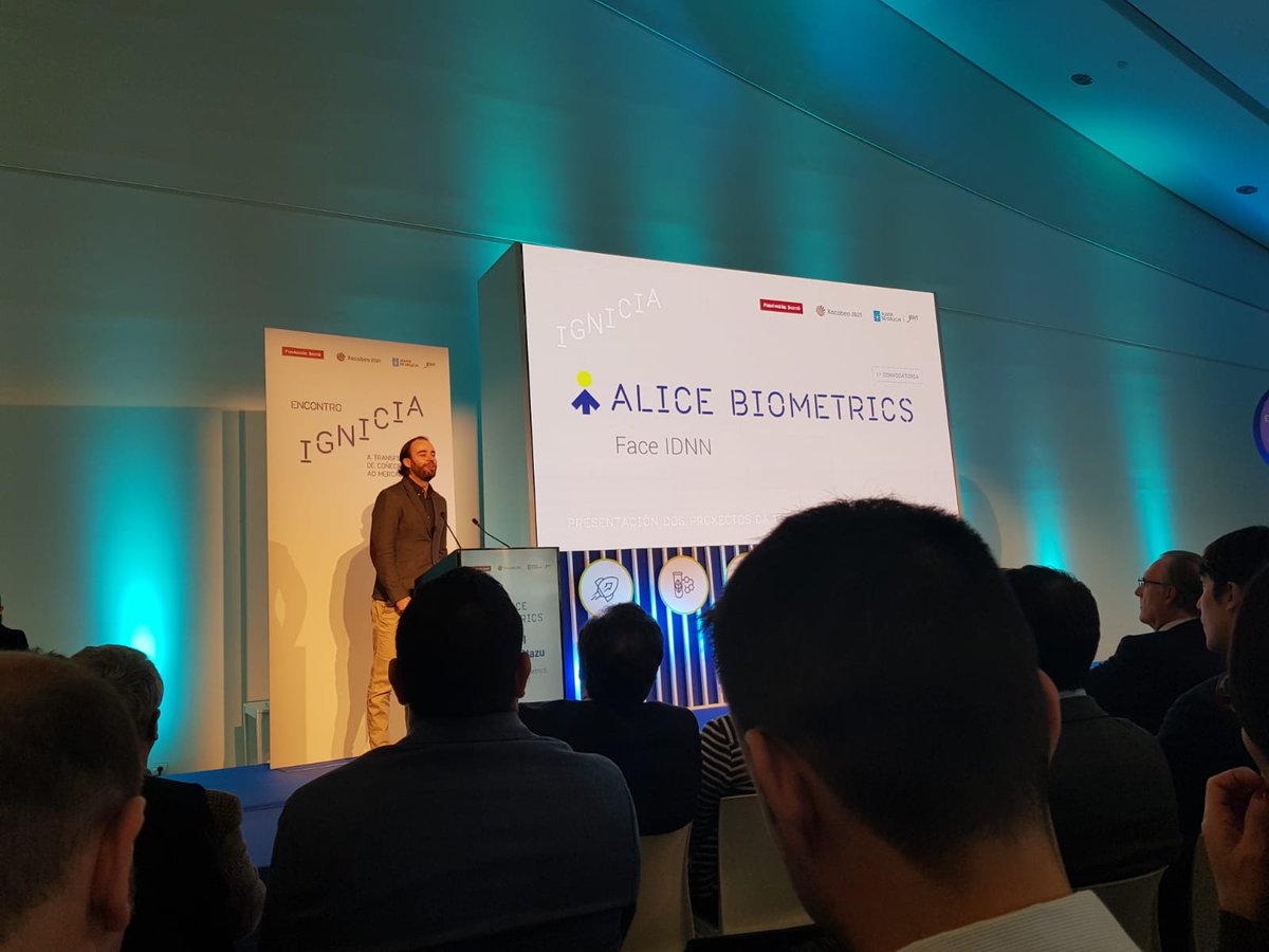 Gradiant's tweet photo. 📸Nuestro compañero Mikel Díaz presentando #enDirecto nuestra #tecnología #biométrica de reconocimiento facial en el 'Encontro Ignicia' de @axenciaGAIN #FaceIDNN #Alice #innovaciongalega #Compostela https://t.co/jT5GAkMRwm