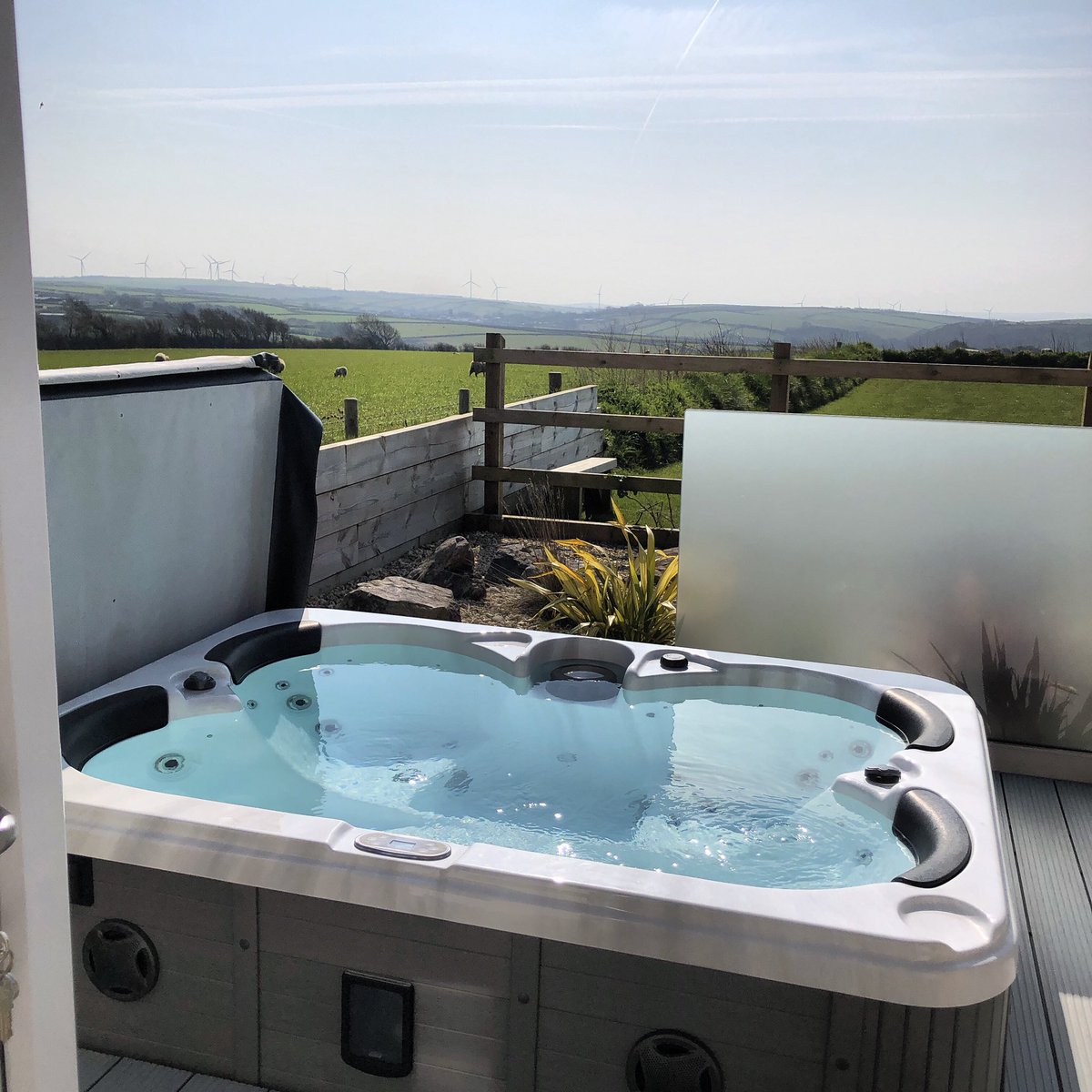 Monday morning vibes! Little dip in the hottub! @CoastRetreats #crystalclear #crystalclearwater #holiday #britishholiday #lodgewithhottub #hottubvibes #couplesretreat #woolacombe #proposing #lodge #relaxing #chill #woolacombeholiday 

💦💦💦🌴🌻🌞🏝🏖⛱🌅