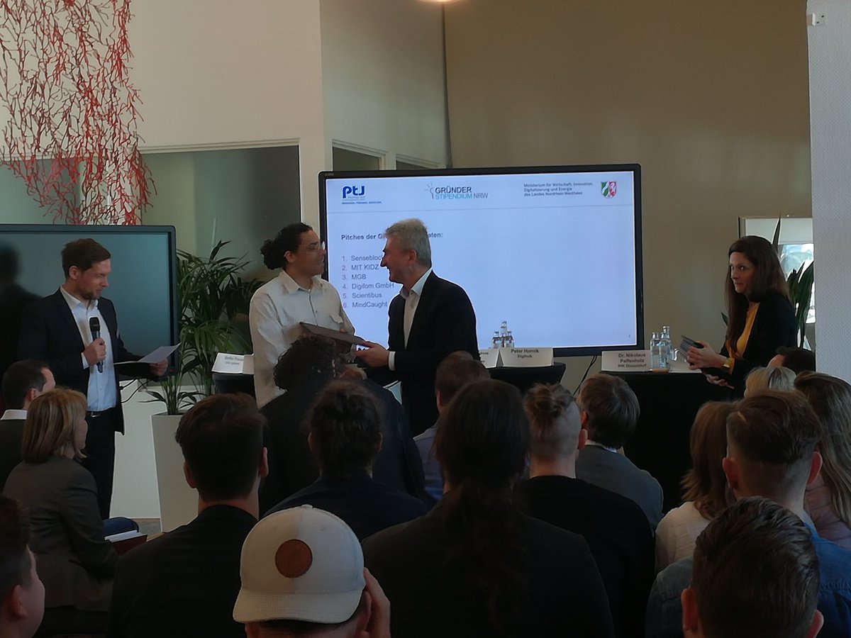 digihub_de's tweet photo. Das 500. Gründerstipendium geht tatsächlich an ein #IgnitionDus Team: herzlichen Glückwunsch an Louis &amp; Sakander von @senseblock_ ! Minister @a_pinkwart übergibt die Urkunden🙌💰 @DWNRW #DWNRW #startup #Gruenderstipendium #NRW https://t.co/vZW8NapUGN