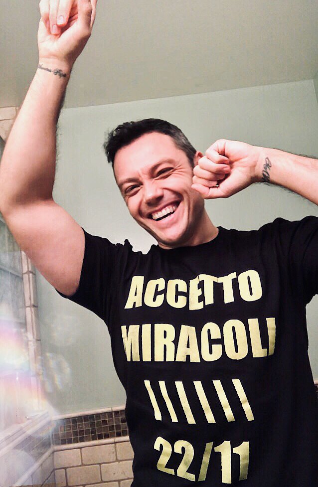TizianoFerro's tweet photo. “Andiamo altrove, ma torneremo.
Non ti ho mai avuto, ma tu nemmeno...”

“Nos vamos lejos, más volveremos. Nunca lo hicimos, darnos enteros”

ACCETTO MIRACOLI - ACEPTO MILAGROS
22/11

BUONA SETTIMANA!
BUENA SEMANA!

#nuovoalbum #nuevodisco
#aceptomilagros #accettomiracoli https://t.co/TxFatzsY7v