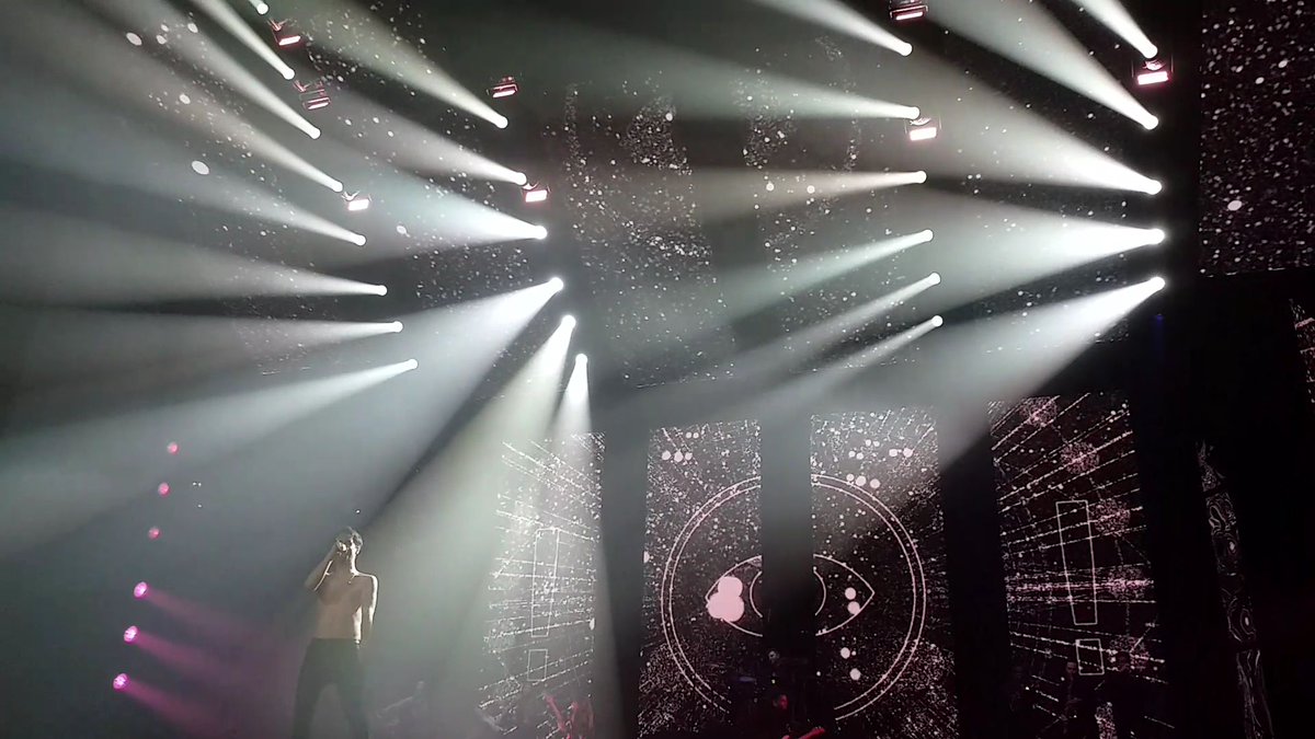 FillipaRose's tweet photo. Panic! At The Disco at Manchester Arena on Saturday 30th March 2019 30/? https://t.co/whHdztjhSz