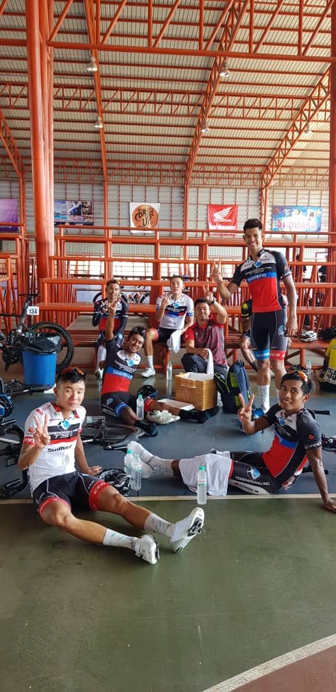 TSG_cyclingteam's tweet photo. Second place for Irwandie!!! Well done team!! Tour of Thailand 2019 #tourofthailand2019
#terengganuinctsgcyclingteam #tsgmalaysia #terengganuinc #terengganuincgroup #terengganustategov #imwithshimano #uzland #argon18malaysia #examarketing #ccn #primulabeachhotel #cve #innorack https://t.co/wE4lnjTpIQ