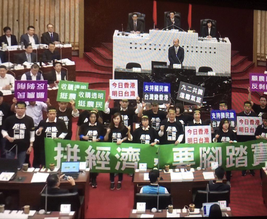 谷卓恒בטוויטר 习近平贪腐集团 钦点台湾特首梦破灭 跌下神坛的高雄市长韩国瑜 今日在议会会议中 遭到大多数议员的批评和抗议 在接受质询时韩语无伦次不停用手擦汗 目前韩已经被控刑罪 有消息指韩有可能被罢免高雄市长 当我看到这些年轻议员们的表现时 也看