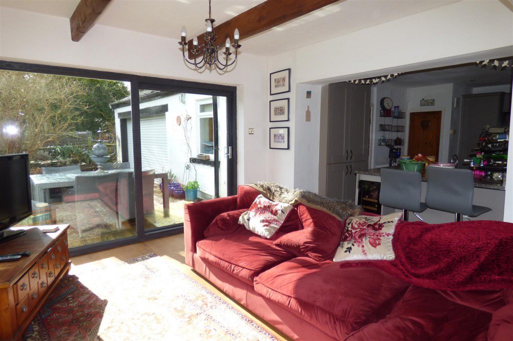 Time For Property Of The Week ➡️ bit.ly/2FufRBw

Take a look at this charming three bedroom end stone cottage, tucked away in Irwell Vale. This property is close to open countryside, yet has easy access to #Ramsbottom &amp; #Rawtenstall town centres. Book a viewing today!