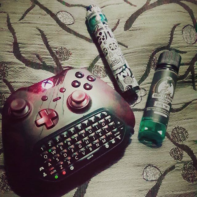 Freemaxvape's tweet photo. Is the Freemax Twister starter kit your partner when gaming?😏🤔
Nice shot from @david_x_chavez
#freemaxtech #freemax #freemaxvape #vape #firelukemesh #freemaxmeshpro #freemaxtank #vaping #vapefam #vapestyle #vapenation #vapecommunity #vapeday #vapers https://t.co/yN0ZKswzsL