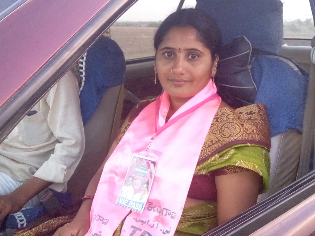 TrsRangu's tweet photo. జన స్చందనపై   రంగు.సుమలత  హర్షం
----------------------------------------
వనపర్తి  జిల్లా  కేంద్రంలో జరిగిన ముఖ్యమంత్రి  సభ సక్సెస్  కా��డం  పై  జోగుళాంబ గద్వాల జిల్లా TRS పార్టీ మహిళా విబాగం అధ్యక్షురాలు శ్రీమతి రంగు.సుమలత  తన ఆనందాన్ని వ్యక్తం చేసారు. https://t.co/590muDijJY