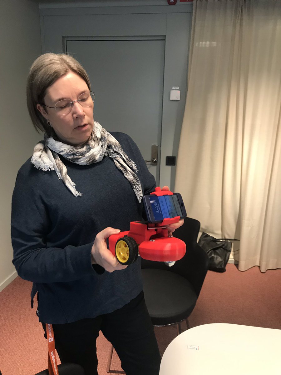 Fantastiskt kluriga @fiajureen har med hjälp av @RISEICT satt ihop vår första prototyp för social robotik! #lidskol