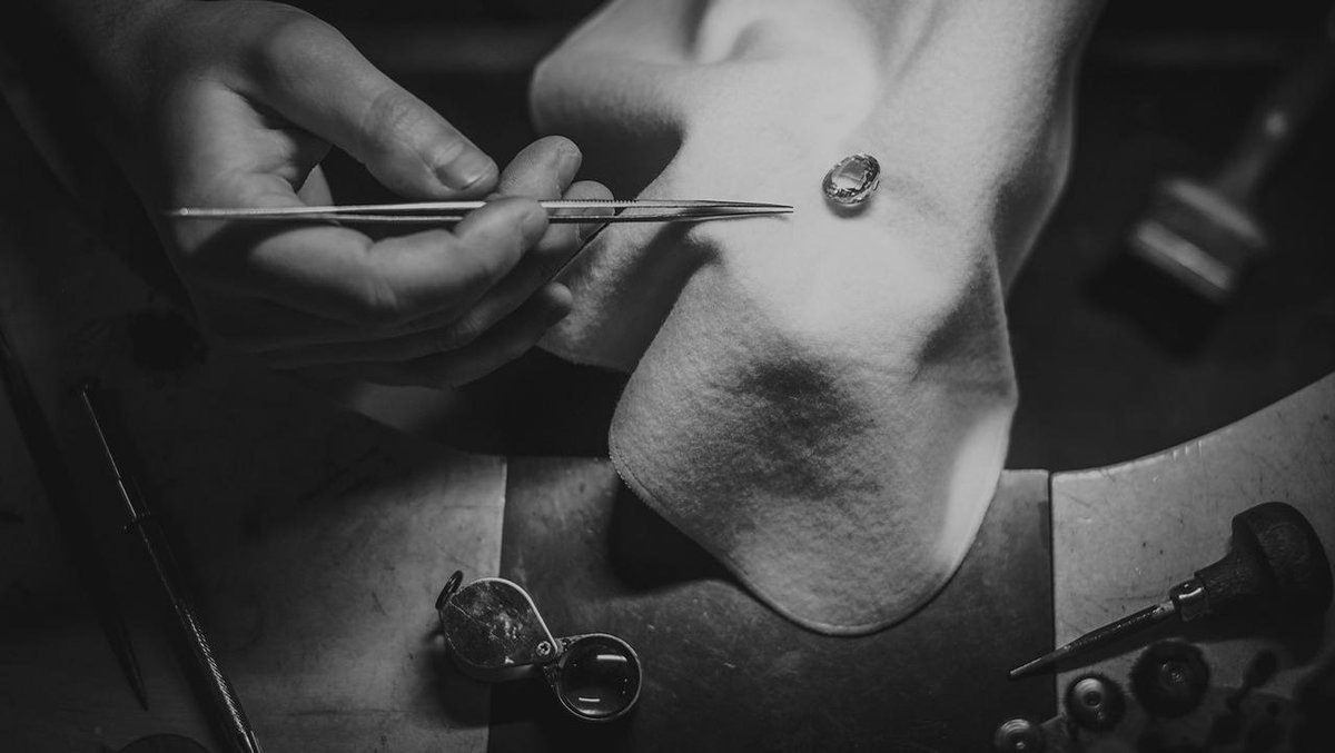 Inside the atelier. We use the finest artisan gem setters.

#gemstone #gemsetting #howitsmade #jewellerydesigning #jewellerydesigner