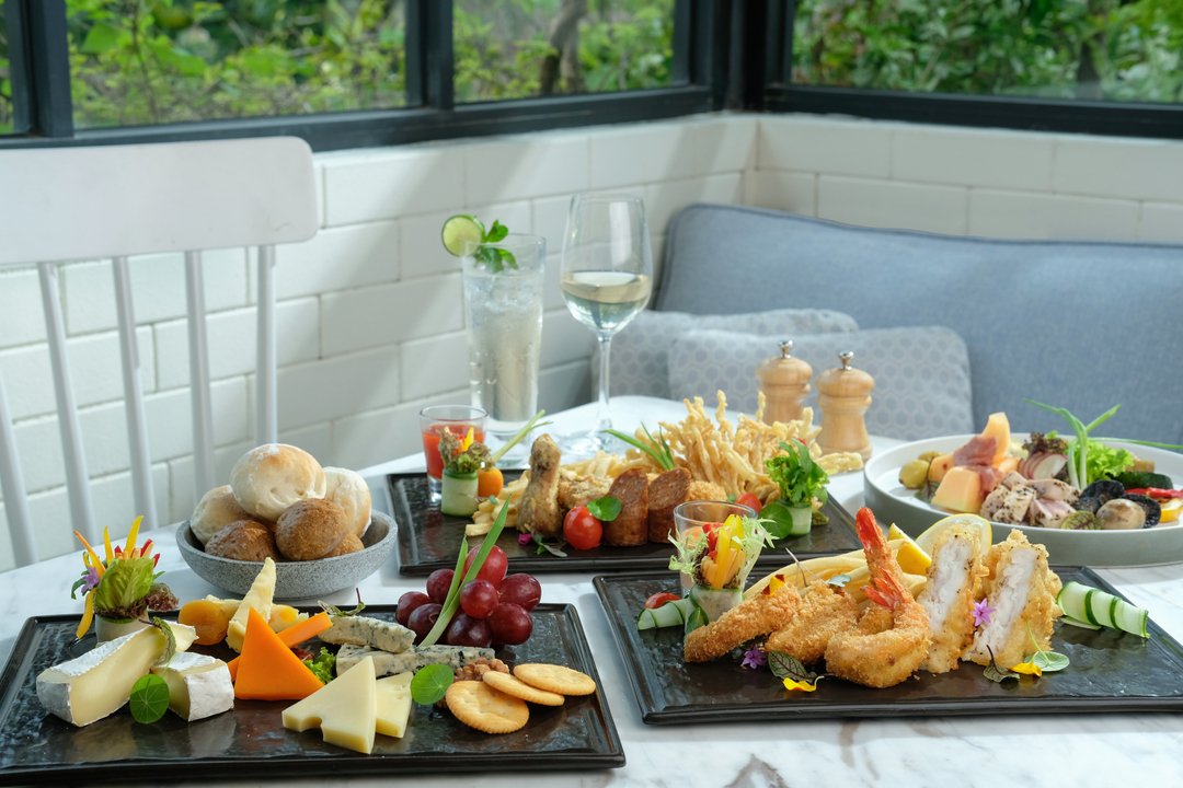 When your food looks this good, nothing can go wrong! Give our S.K.A.I. Platter a try during your visit.

#padmalegian #padmahotels