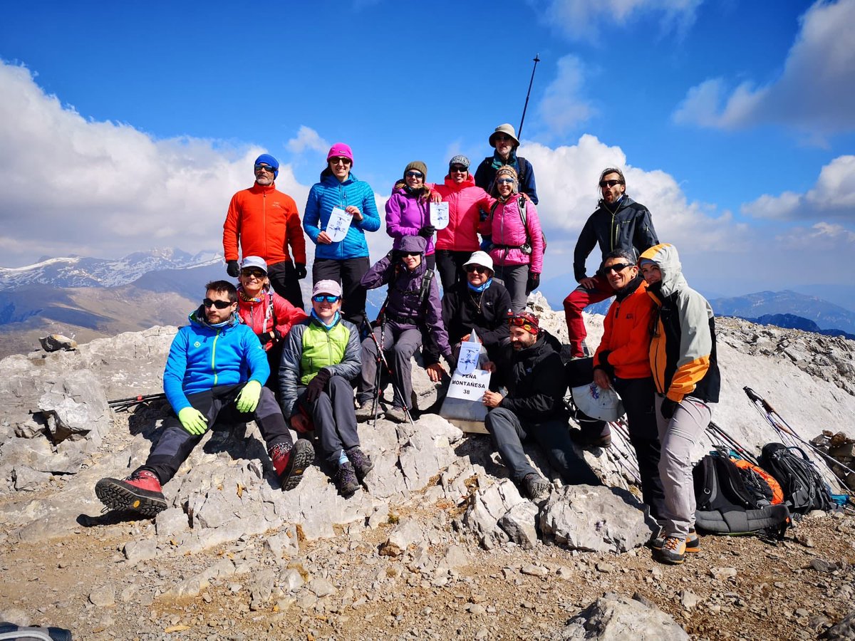 MONTARAGZGZ's tweet photo. Nosotros 15 amigos y socios de montañeros en Peña Montañesa, incluido casi todo el Komando Kroketa Otra cima al saco #MontañerosDeAragon https://t.co/6rOYPFavAD