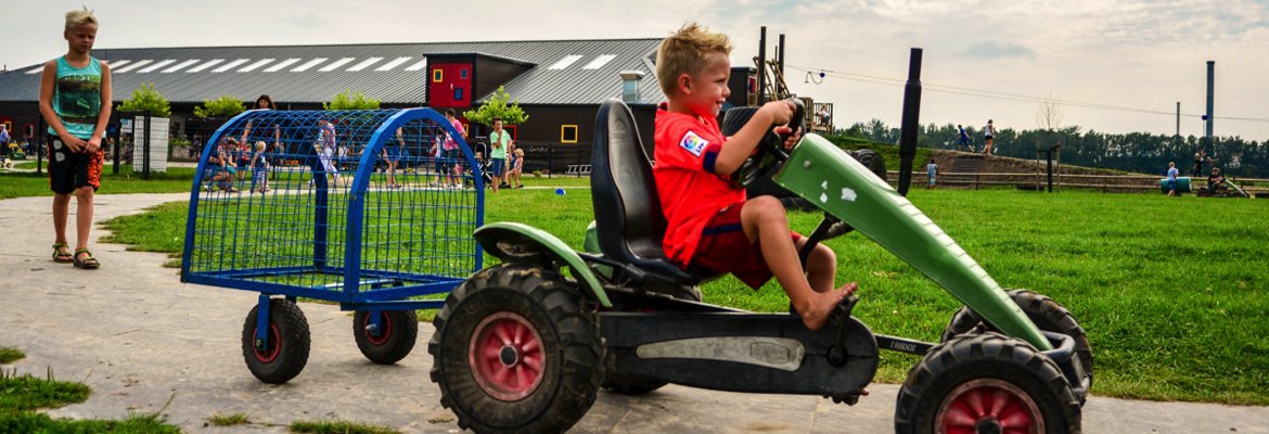 schoolreistv's tweet photo. Heerlijk spelen met een boerengevoel? Dat kan bij @Drentsekoe nabij Meppel. Klimmen boven de koeien, dwalen in een interactief maisdoolhof, of ontdek de unieke speelmanege én glow in the dark kelder. Kijk voor meer #informatie op: https://t.co/JuArtaNXKv https://t.co/LG0jFCGgrP