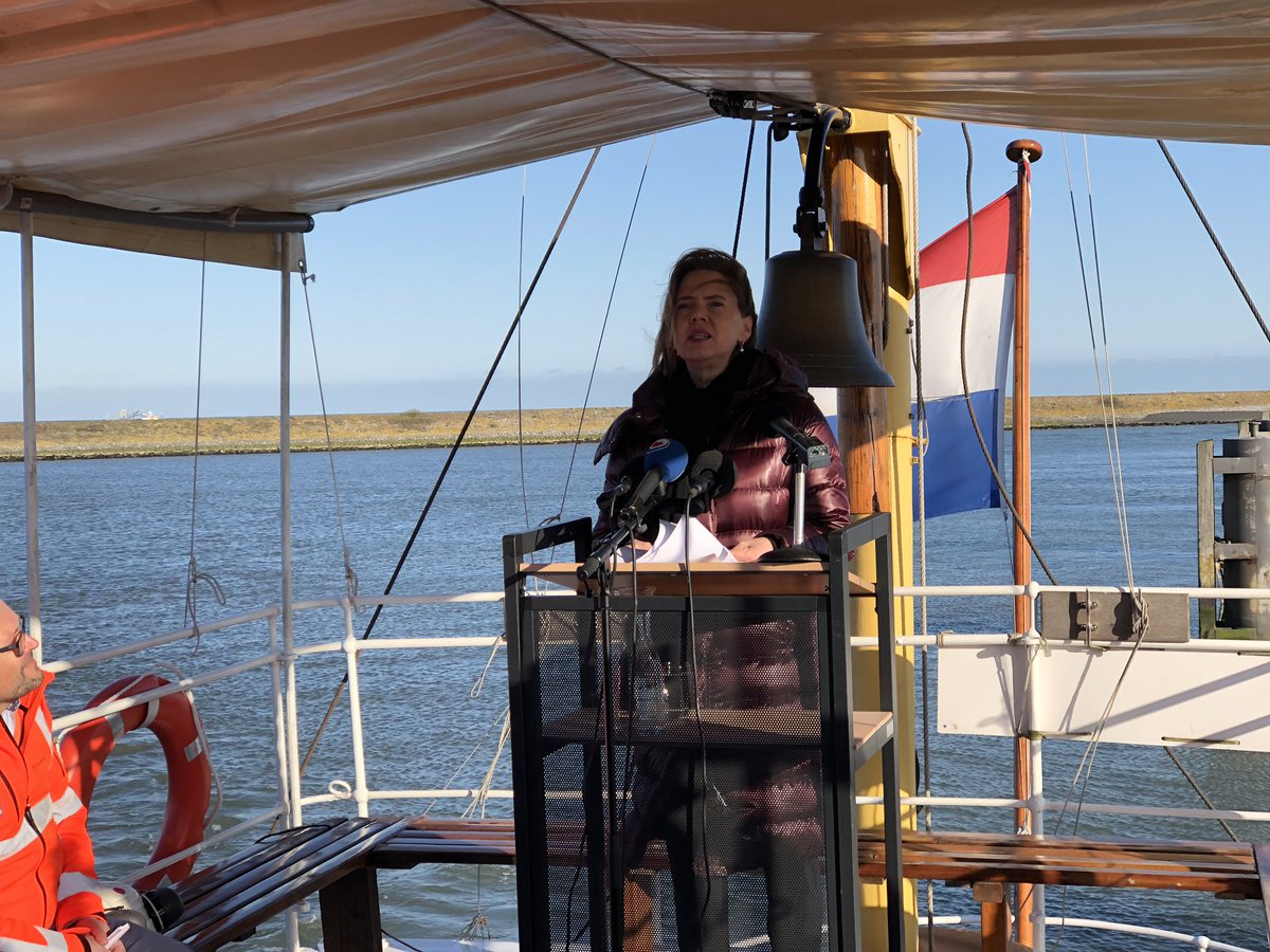 Onno_Falkena's tweet photo. Minister @CvNieuwenhuizen omskriuwt de #Iselmar’ as ‘onze nationale regenton’. “Dat heeft de afgelopen zomer ons wel geleerd.” De minister oerleit mei fytsers en kuierders oer mooglikheden om it #fytspaad oer de #Ofslútdyk yn de #simmerfakânsje wer tydlik te  iepenjen. https://t.co/7lldBFPKK8