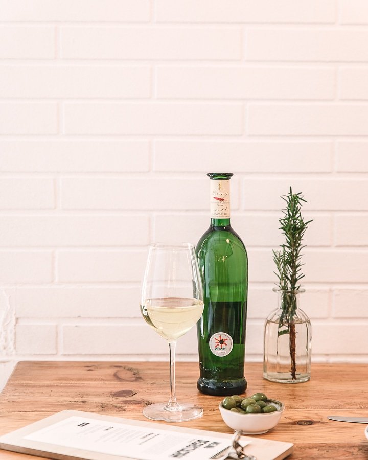 wineissocial's tweet photo. Una #malvasía sorprendente, fruto de la combinación de una variedad aromática y su cultivo en el maravilloso paisaje lunar volcánico de las #Gerias en #Lanzarote, que le da una cierta austeridad, elegancia y frescor. 🍷 de @BodegaBermejos
📸 @santagulabcn #wineissocial https://t.co/T7EgcMFhgl