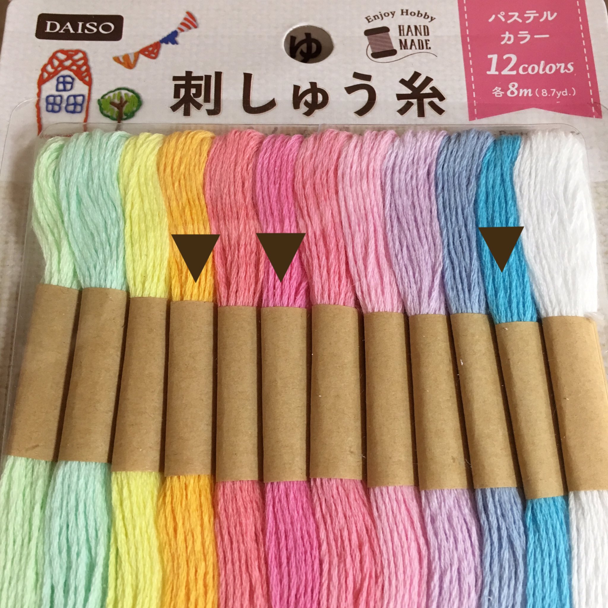 ぱせり子 ぷちぱせり 在 Twitter 上 ダイソーの刺繍糸が復活していた 欲を言えば これとこれとこれはも少し薄いというか弱い色の方がいいな 特に水色 材質は見た感じモサモサしててラグ作りには良さそう というか 前のと同じなのかな 表示は綿100