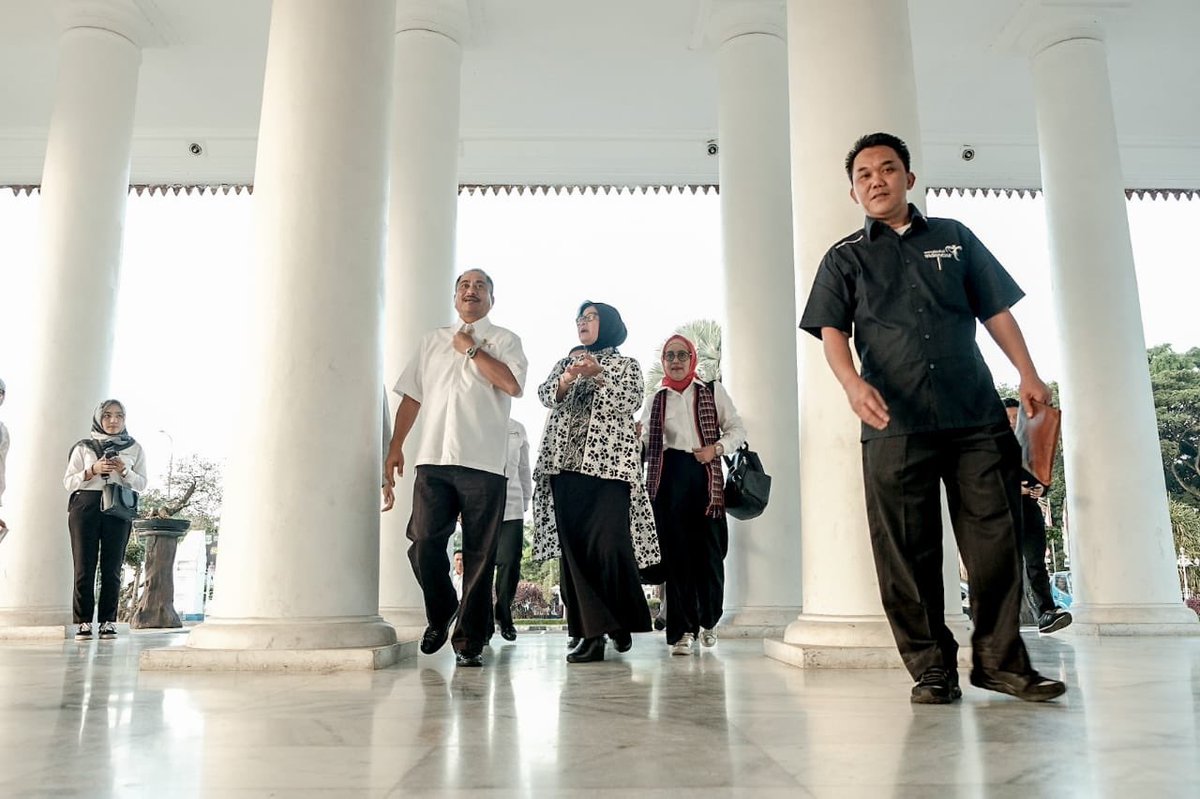 KemenPariwisata's tweet photo. Kementerian Pariwisata dengan Pemerintah daerah Kabupaten Serang menggelar dialog interaktif dengan pelaku industri wisata mengangkat tema "Anyer Reborn" bertempat di Pendopo Kabupaten Serang (1/4).
.
.
#PesonaIndonesia #WonderfulIndonesia #SelatSundaAman #Banten #Kemenpar https://t.co/RkbbfkEO5V
