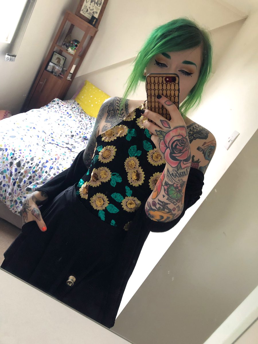 greenxbby's tweet photo. It’s my birthday today so everyone has to be nice to me xo https://t.co/rt6EvLHcyi