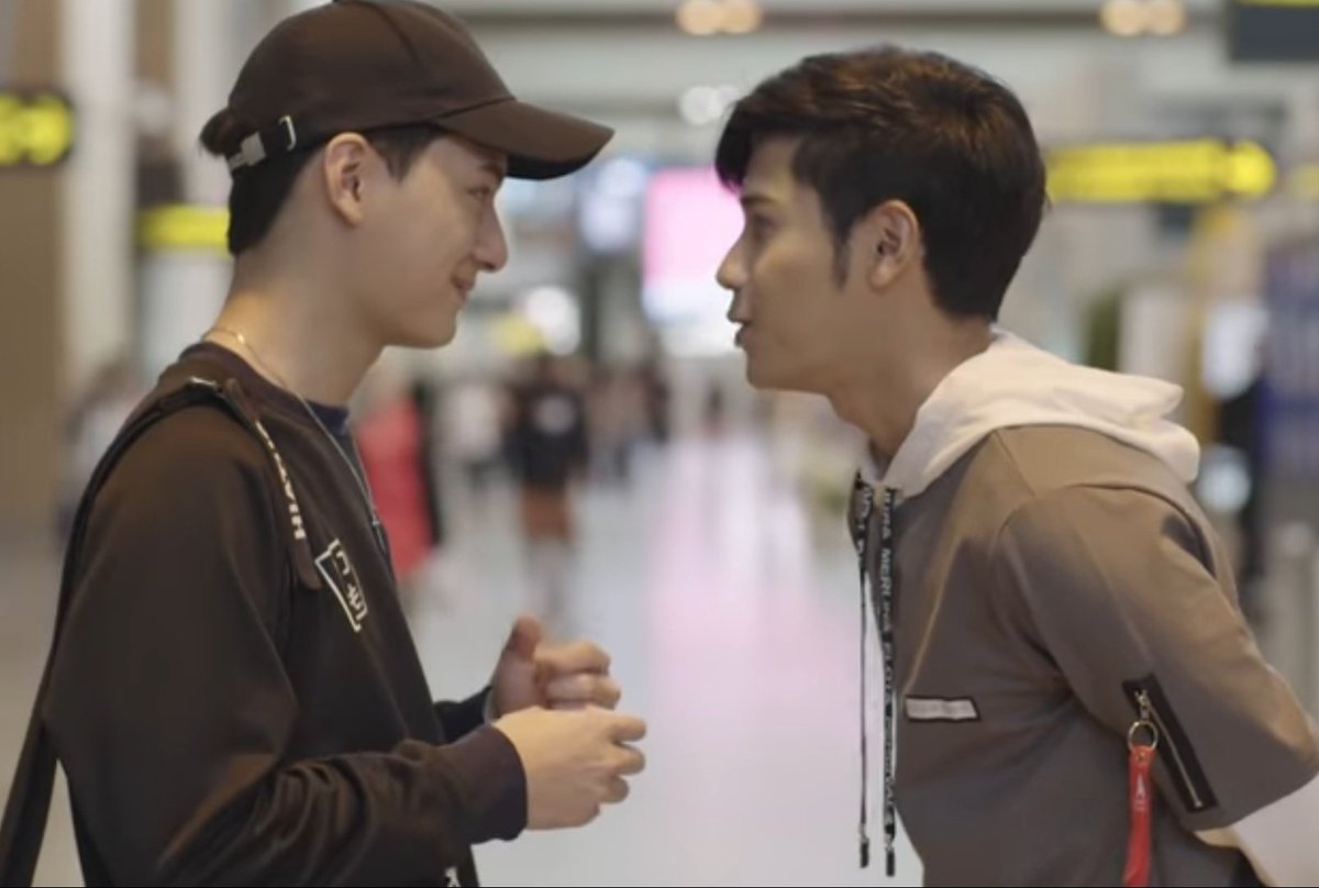 - Eps 5: KongbopArthitKalau disini kisah mereka sedih. Awalnya kongbop dpt beasiswa keluar negeri dan yg jls hub mereka hrs LDR. Arthit mulai ngerasa ga pede & cari bahasan forum ttg LDR. Krn arthit ini orgnya emosional, jadi dia minta putus. Ya gmn ya jadinya saya sedih. Wkwk