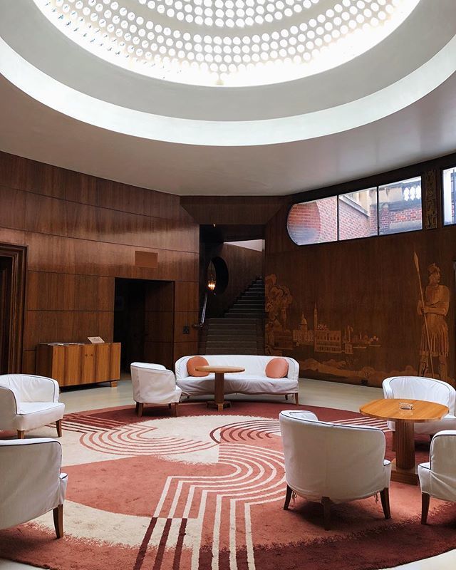 RachelChudley's tweet photo. More inspiration from our trip to #elthampalace - the entrance room that ingeniously uses angles and circular motifs to announce the completely unique feeling of the palace 😵😵😵 https://t.co/a4zi3Go2Ve #interior #design #inspiration #trip #artdeco #masterpiece https://t.co/hXEG78tFPQ