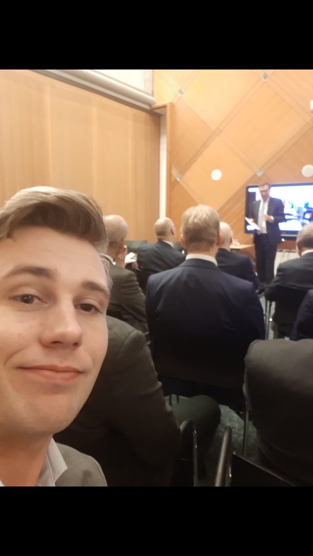 kdedecker87's tweet photo. Vanmorgen de sociale geneeskunde vertegenwoordig bij de overhandiging van het #NFU-plan over verbinding tussen de acedemische wereld en een gezonde regio aan minister B.Bruins. #nvvg #nvab #kamg #uwv https://t.co/S0uw6bOX1n