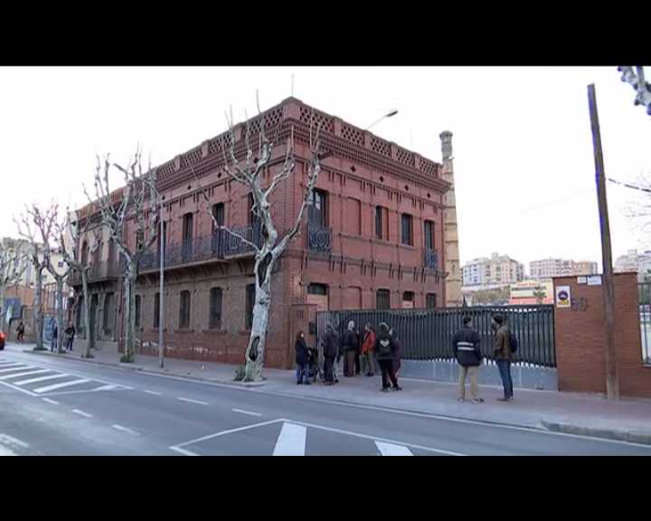 lhdigitalh's tweet photo. #CIUTATLH L'H reactiva diferents projectes immobiliaris després de la crisi econòmica. Alguns veïns s’hi oposen i denuncien la massificació i la manca de serveis que pot comportar aquest nou boom immobiliari @SMasificacion  https://t.co/cwqLKDe0vN https://t.co/bkEswwfSqj