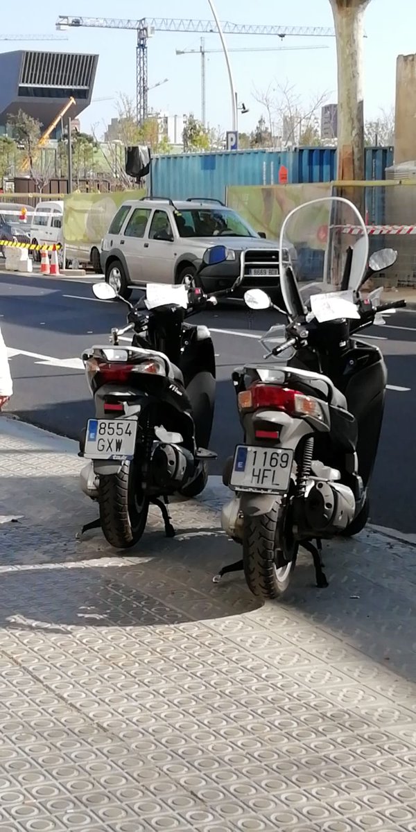ProuTransit's tweet photo. Las vecinas de Independencia informan gentilmente a los propietarios de motos aparcadas en la acera, de que disponen de aparcamiento de motos en la acera de enfrente en la misma calle 👏👏👏
@barcelona_GUB @avvc_ca @BCN_Mobilitat 
Muchos han empezado a ser + cívicos tras la info. https://t.co/aQCyixGmwL