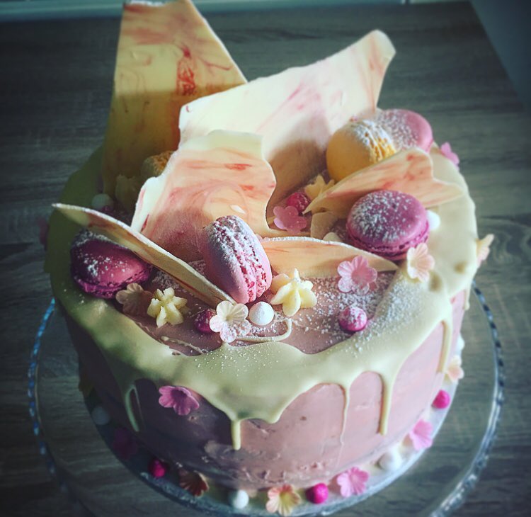 WYdesserts's tweet photo. Not a cheesecake! But cake is life! 😂

3 layers of Victoria sponge, raspberry jam and buttercream centre, topped with white chocolate &amp; lemon buttercream, white chocolate shards and macarons 🙌 https://t.co/JlV3DMyR8J