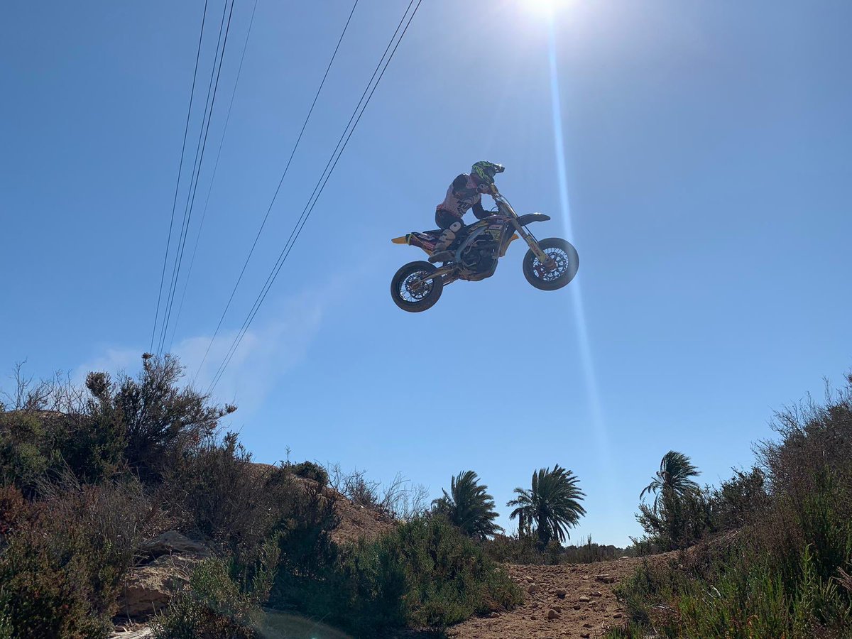 EPAlcoy's tweet photo. Empezamos la semana con estas espectaculares fotos de nuestro piloto oficial MotoStudent @eliasdurendez7 , entrenando duro para la prueba del campeonato de España de SuperMotard que se celebra en Albaida este fin de semana. 
#Supermotard #Training #Race https://t.co/1cEO1dC105