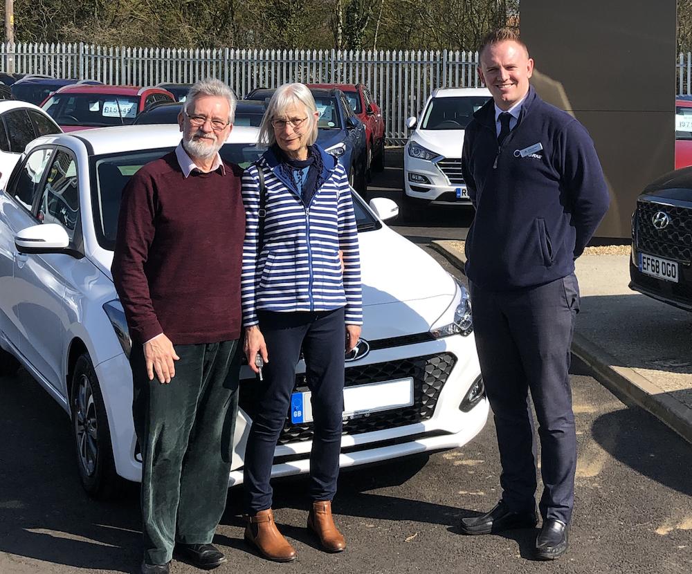 endeavour_auto's tweet photo. Here's Matt Brothers handing over the keys to Mr & Mrs Rivett to their new car.....thanks again for the lovely review!
#HappyMotoring #SafeDriving #Endeavolution https://t.co/0aAzi1rqyz